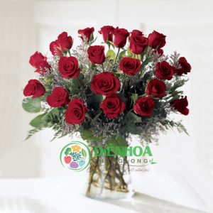 Bình hoa hồng đỏ và sao tím