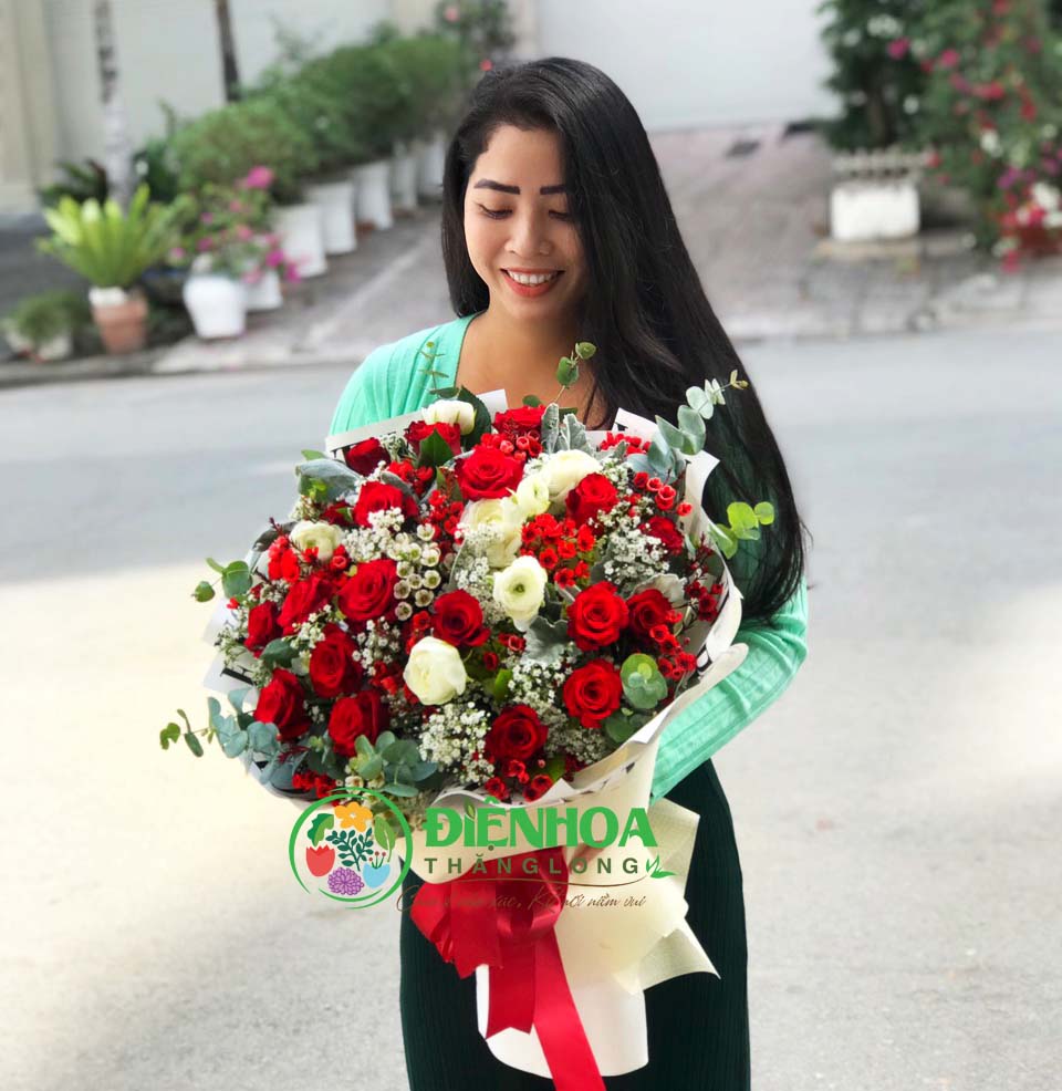 Hoa hồng đỏ được nhiều người yêu thích khi chọn làm quà tặng