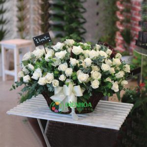 Giỏ 99 bông hồng trắng tình yêu trong sáng