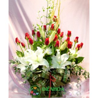 Giỏ hoa hồng đỏ và ly trắng