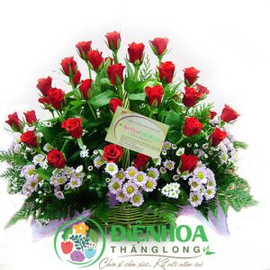 Giỏ hoa hồng đỏ và thạch thảo tím