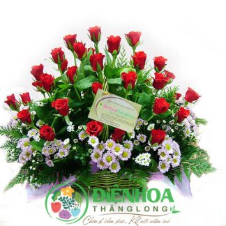 Giỏ hoa hồng đỏ và thạch thảo tím