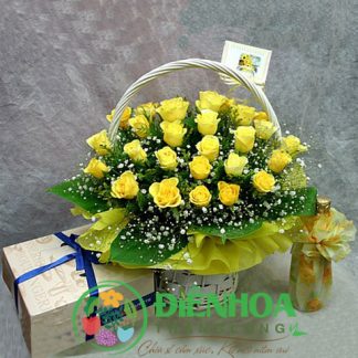 Giỏ hoa hồng vàng và baby