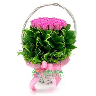 Giỏ hoa màu hồng